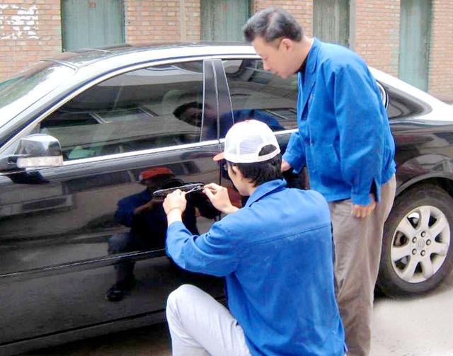谢家集区汽车钥匙丢在车里面怎么办?